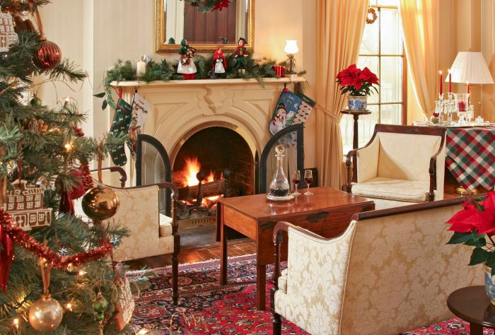 How to decorate living room walls for christmas